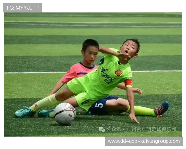 球星在训练前与青训小将握手鼓励，榜样力量显现